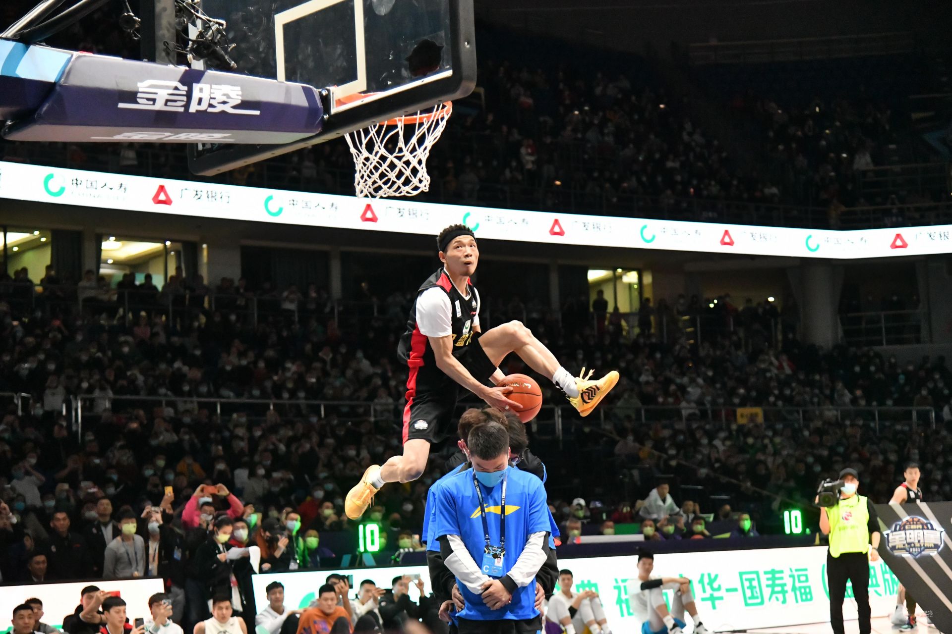 西的管理层 西的管理层